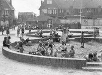 44021 Afbeelding van spelende kinderen in de zandbak in de speeltuin achter de Jekerstraat en de Merwedekade te Utrecht.